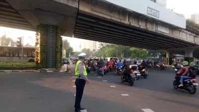 Situasi arus lalu lintas di Traffic Light Karet Bivak Jl. KH Mas Mansyur Jakpus menuju arah Tanah Abang maupun arah Jl. Sultan Agung terpantau ramai lancar, Minggu, 23 Juli 2023 pagi.