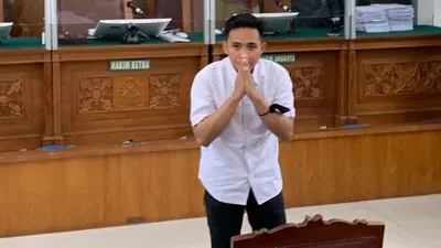Bharada Richard Eliezer saat menerima vonis hukuman penjara oleh hakim di Pengadilan Negeri Jakarta Selatan