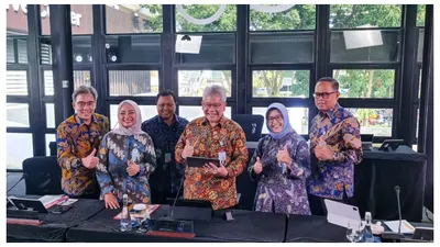 Direktur Utama bank bjb, Yuddy Renaldi (tengah batik coklat) bersama jajaran.
