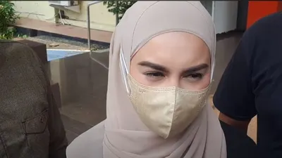 Irish Bella saat menjenguk Ammar Zoni, suaminya yang tertangkap kasus narkoba