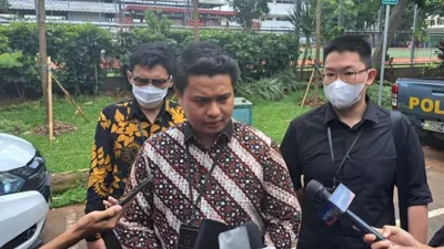 Kuasa hukum AG Mangatta Toding Allo memberi keterangan saat mendatangi Polda Metro Jaya, Senin 6 Maret 2023.