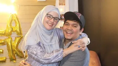 Potret kebersamaan Aldila Jelita-Indra Bekti. Aldila Jelita menggugat cerai sang suami, Indra Bekti usai melewati masa kritis dari pendarahan otak dan telah membina rumah tangga selama 13 tahun.