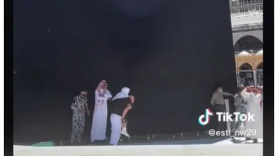 Potret Seoang Anak Gendong Ibu di Depan Kakbah