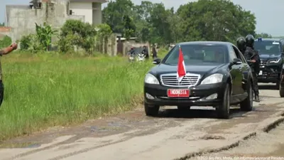 Semobil bersama Zulkifli Hasan yang berasal dari Lampung, Presiden Jokowi melintasi sejumlah jalan rusak, Jumat, 5 Mei 2023.