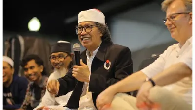 Kabar Cak Nun dilarikan ke rumah sakit dibenarkan oleh akademisi Universitas Airlangga, Suko Widodo, yang merupakan sahabat Cak Nun.