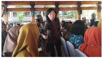 Deputi Gubernur Bank Indonesia Filianingsih Hendarta berdialog dengan pelaku UMKM Bantul