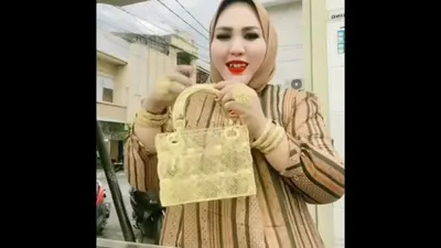 Seorang Ibu Pamer Beli Tas Mewah dari Emas
