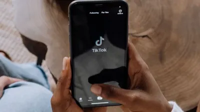 Ilustrasi cara menggunakan filter AI Style di TikTok, mengubah foto menjadi mirip dengan anime atau tokoh kartun.