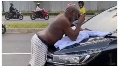 WNA Bertelanjang Dada Diduga Mabuk Menghadang Mobil