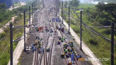 Gubernur Jawa Barat, Ridwan Kamil, mengumumkan bahwa uji coba untuk kereta cepat Jakarta-Bandung telah dimulai pada tanggal 15 April 2023.
