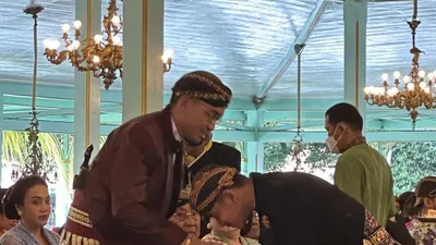 Gibran Rakabuming Raka ketika Menerima Gelar Kekancingan dari Kanjeng Gusti KGPAA Mangkunegara X