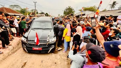 Presiden Joko Widodo (Jokowi) mengunjungi Lampung Tengah untuk melihat langsung kondisi jalan rusak yang viral, Jumat, 5 Mei 2023.