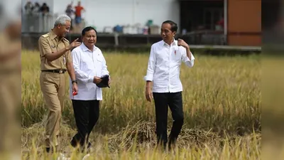 Ganjar Pranowo bersama Prabowo Subianto dan Jokowi