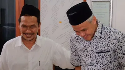 Ganjar Pranowo, capres dari PDIP, menemui KH Ahmad Bahauddin Nursalim yang populer dengan panggilan Gus Baha di Rembang beberapa waktu lalu. (Foto screenshot IG @ganjar_pranowo)