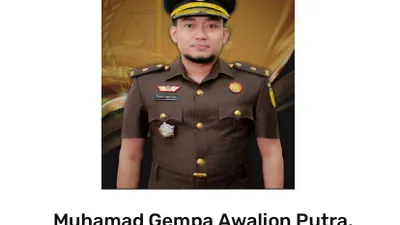 Muhammad Gempa Awaljon Putra diketahui telah melaporkan seorang siswi SMP bernama Syarifah Fadiyah Alkaff karena telah melayangkan sejumlah kritikan kepada Walikota Jambi Syarif Fasha.