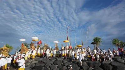 Tradisi Upacara Melasti yang dilakukan 2 hari sebelum Hari Raya Nyepi dilakukan di Bali
