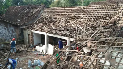 Rumah yang menjadi lokasi sumber ledakan petasan di Dusun Kembang 1, Jebengsari, Salaman, Magelang, Kamis (20/4/2023). (Suara Merdeka/Birru Rakaitadewa)