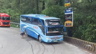 Viral Aksi PKJR Ganjal Ban Bus yang Alami Rem Blong di Sitinjau Lauik