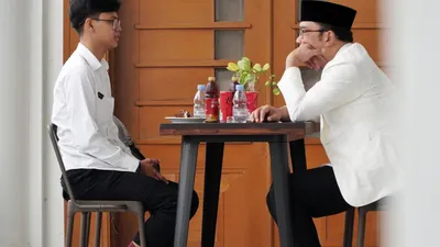 Nama Husein Ali Rafsanjani, seorang guru muda di Pangandaran, mendadak menjadi perbiincangan warganet setelah menceritakan adanya pungli saat tes CPNS.