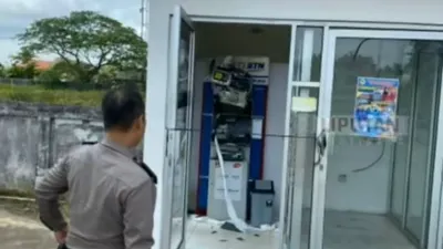 Polisi sedang memeriksa ATM BTN di depan Akbid Panca Bhakti Jalan Arteri Supadio yang dibobol maling hingga rusak parah