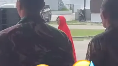 Sedang Putar Lagu Kebangsaan, Ibu Ini Malah Mondar Mandir di Acara Penutupan GTTGN 2023