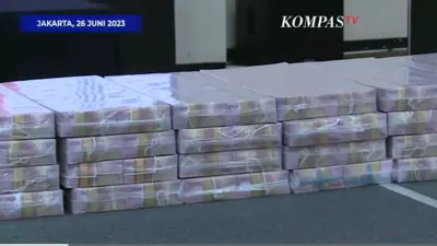 KPK Pamer Tumpukan Uang Hasil TPPU Lukas Enembe Senilai Rp 81 M