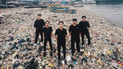 Pandawara Group sukses mengajak ribuan warga Lampung untuk membersihkan Pantai Sukaraja.