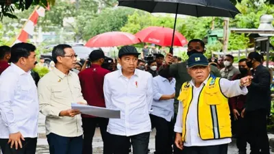 Potret Presiden Jokowi bersama rombongan saat blusukan meninjau proyek normalisasi kali Ciliwung.(Tangkap Layar Instagram @jokowi)