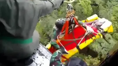 Tim SAR gabungan telah berhasil mengevakuasi empat korban kecelakaan helikopter yang ditumpangi Kapolda Jambi, Irjen Rusdi Hartono.
