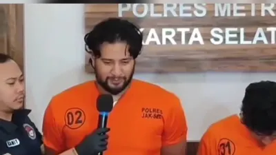 Ammar Zoni saat jumpa pers usai ditangkap atas kasus narkoba 