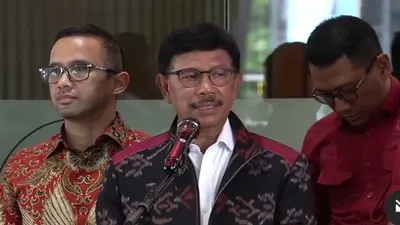 Menteri Komunikasi dan Informatika, Johnny G Plate, baru-baru ini mengalami duka yang mendalam karena kehilangan ayahnya yang bernama Paulus Plate. 