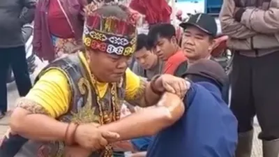 Media sosial belakangan ini dihebohkan dengan sosok Ibu Ida Dayak yang diklaim dapat menyembuhkan berbagai penyakit tulang.