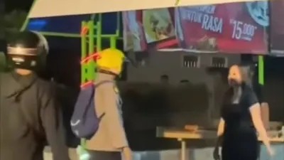 Anggota Polisi ini tegur dan hentikan segera acara dangdutan karena masjid sebelah sedang laksanakan Tarawih.