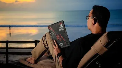 Anies Baswedan terlihat buku berjudul 'Principles for Navigating Big Debt Crises' merupakan karya dari penulis Ray Dalio.