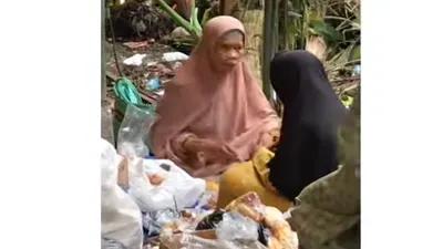 Emak-emak rumpi di tepi jalan