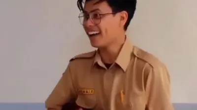 Husein Ali Rafsanjani (27) seorang guru ASN di Kabupaten Pangandaran curhat di media sosial perihal adanya pungutan liar (pungli). Video curhat Husein pun viral di media sosial
