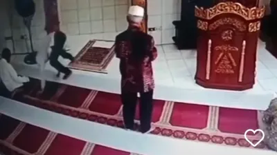 CCTV Rekam Seorang lelaki Tiba-tiba Jatuh Bak Spiderman