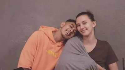 Fandy Christian berfoto dengan sang istri, Dahlia Poland