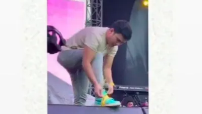 Potret Aldi Taher Gunakan Sepatu Jebol