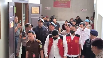 Mario Dandy dan Shane Lukas tiba di pengadilan untuk menjalani sidang perdana.