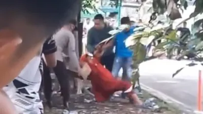 Viral emak emak di paksa pindah posisi Nonton Balap karena terlalu dekat