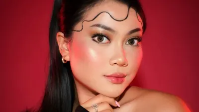 Hanum Mega, Beauty Vlogger.