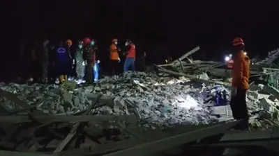 Ledakan petasan dahsyat di Dusun Sadeng, Karangbendo, Blitar saat ini tengah menghebohkan publik. Puluhan rumah rusak.