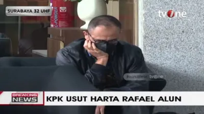 Rafael Alun Trisambodo menyangga kepala
