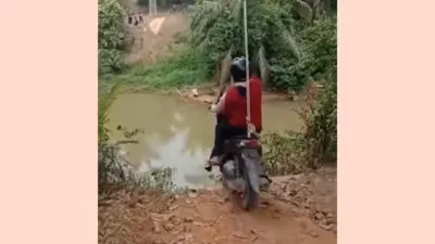 Tak Ada Jembatan, Pengendara Motor Nekat Lakukan Ini Untuk Seberangi Sungai