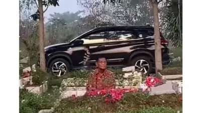 Viral Video Bapak Ziarah Kubur Sendirian