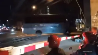 JANGAN DITIRU! Viral 2 Bus TNI AL Terobos Palang Kereta Api di Malang, Netizen Langsung Lapor ke Panglima TNI