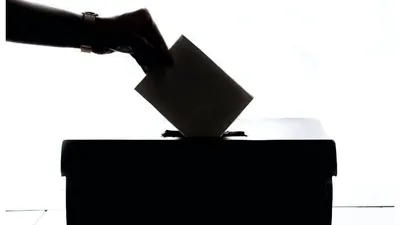 Ilutrasi seseorang memasukan surat suara kedalam kotak suara pada proses pemilu