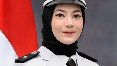 Indah Aprianti, Kades Cantik dan Pemberani, Tantang Pria Penolak Perbaikan Jalan di Subang