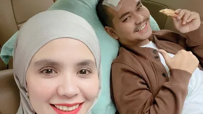 Aldila Jelita dan Indra Bekti dalam satu frame. Kabar mengenai Indra Bekti digugat cerai oleh sang istri, Aldila Jelita jadi sorotan netizen. Pasalnya, kondisi Indra Bekti barulah membaik.